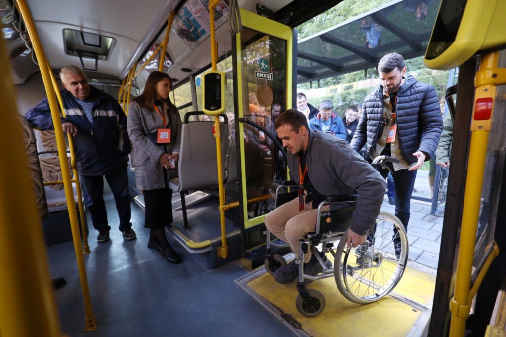На Вінниччині перевізників зобов’язали організувати супровід пасажирів з інвалідністю. інвалідність, вінниччина, пасажир, перевізник, супровід