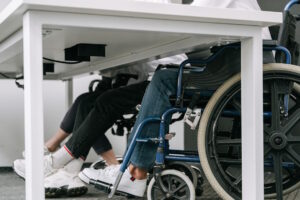 Українські медіа майже не залучають людей з інвалідністю – дослідження Гендерного профілю 2025