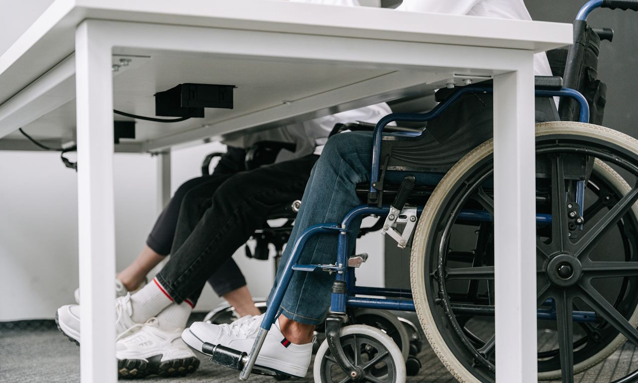 Українські медіа майже не залучають людей з інвалідністю – дослідження Гендерного профілю 2025. інвалідність, інклюзивність, дослідження, медіа, працівник