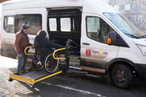 Більш як 20 виїздів на день. Як у Вінниці працює служба перевезення людей на кріслах колісних