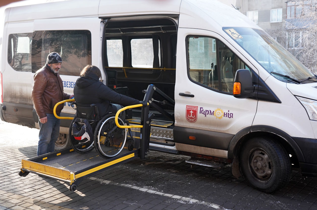 Більш як 20 виїздів на день. Як у Вінниці працює служба перевезення людей на кріслах колісних. інвалідність, вінниця, крісло колісне, послуга, служба перевезення