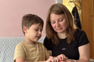 Не можна чекати — треба діяти: історія родини, яка повернулася з Польщі до України, щоб отримати допомогу для сина з РАС