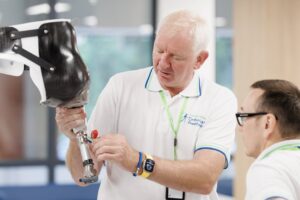 Світлина. Тисяча українців можуть отримати безоплатне протезування: як у центрі MCOP Україна допомагають повертатися до активного життя після ампутацій. Реабілітація, протез, протезування, відновлення, ампутація, MCOP Україна