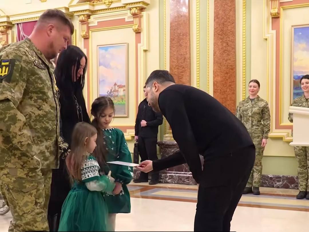 Президент вручив сертифікат на квартиру ветерану з Білої Церкви Валерію Кучеренку. валерій кучеренко, ветеран, володимир зеленський, квартира, сертифікат