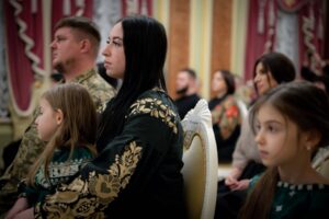 Світлина. Президент вручив сертифікат на квартиру ветерану з Білої Церкви Валерію Кучеренку. Закони та права, ветеран, квартира, сертифікат, Володимир Зеленський, Валерій Кучеренко