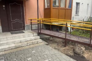 В Івано-Франківську встановили пандус для дитини з інвалідністю після конфлікту з мешканцями (ФОТО)