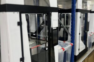 Світлина. У Львові на повну потужність запрацювала найбільша в Європі навчально-виробнича протезна майстерня. Реабілітація, протезування, Львів, пацієнт, 3D-принтер, навчально-виробнича протезна майстерня