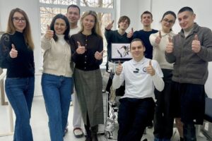 Світлина. У Львові на повну потужність запрацювала найбільша в Європі навчально-виробнича протезна майстерня. Реабілітація, протезування, Львів, пацієнт, 3D-принтер, навчально-виробнича протезна майстерня