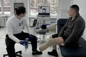 Світлина. У Львові на повну потужність запрацювала найбільша в Європі навчально-виробнича протезна майстерня. Реабілітація, протезування, Львів, пацієнт, 3D-принтер, навчально-виробнича протезна майстерня