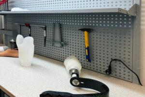 Світлина. Навчально-наукову лабораторію протезування відкрили у КПІ. Навчання, ветеран, ерготерапія, медична реабілітація, КПІ, навчально-наукова лабораторія протезування