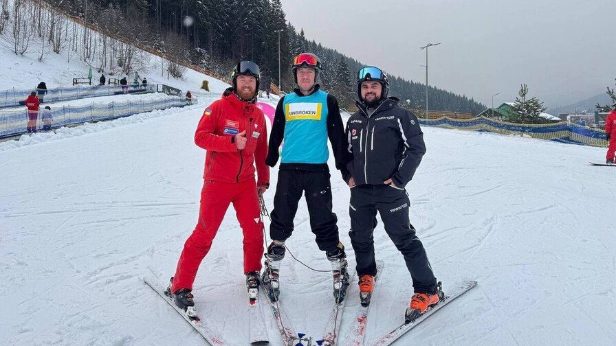 Вперше в Україні: ветеран Микола Шот, який втратив на війні чотири кінцівки, став на лижі (ВІДЕО). ампутація, ветеран, лижі, микола шот, протез