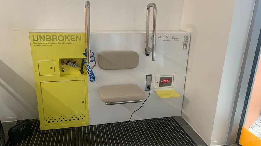 У Львові встановили першу в Україні станцію для ремонту крісел колісних. інвалідність, інклюзивність, львів, реабілітаційний центр unbroken, станція для ремонту крісел колісних