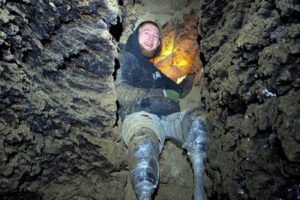 Ветеран війни з протезованими ногами взяв участь у 6-денній експедиції в печеру (ВІДЕО)