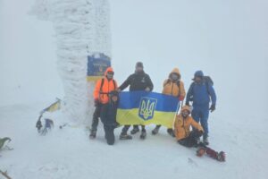 «Мандротерапія» на Говерлі: ветерани на протезах подолали складний зимовий маршрут (ФОТО)