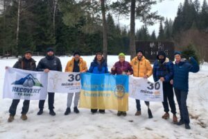 Світлина. «Мандротерапія» на Говерлі: ветерани на протезах подолали складний зимовий маршрут. Реабілітація, протез, ветеран, Говерла, сходження, Мандротерапія
