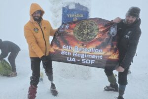 Світлина. «Мандротерапія» на Говерлі: ветерани на протезах подолали складний зимовий маршрут. Реабілітація, протез, ветеран, Говерла, сходження, Мандротерапія