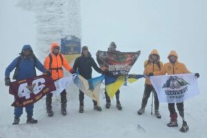 Світлина. «Мандротерапія» на Говерлі: ветерани на протезах подолали складний зимовий маршрут. Реабілітація, протез, ветеран, Говерла, сходження, Мандротерапія