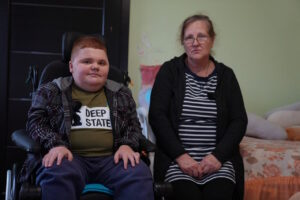 “Їхнє життя напряму залежить від електрики”. Як діти з інвалідністю виживають під час відключень світла у Дніпрі (ФОТО, ВІДЕО)