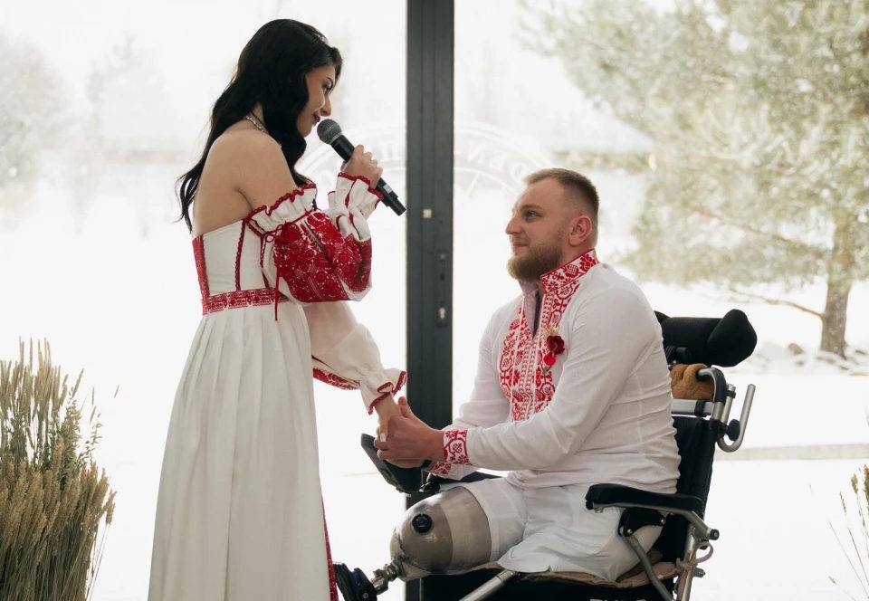 У Львові одружився незламний боєць спецпідрозділу Корд “Стрілецький” Тарас Левкович, чия історія кохання зворушила соцмережі (ВІДЕО). вікторія опришко, ветеран, одруження, протез, тарас левкович