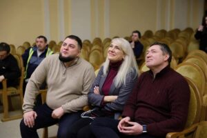 Світлина. У Львівській національній філармонії запрацював перший в Україні підйомник на сцену для людей з інвалідністю. Безбар'єрність, інвалідність, підйомник, колісне крісло, сцена, Львівська національна філармонія