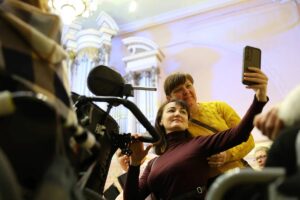 Світлина. У Львівській національній філармонії запрацював перший в Україні підйомник на сцену для людей з інвалідністю. Безбар'єрність, інвалідність, підйомник, колісне крісло, сцена, Львівська національна філармонія