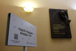 Світлина. У Львівській національній філармонії запрацював перший в Україні підйомник на сцену для людей з інвалідністю. Безбар'єрність, інвалідність, підйомник, колісне крісло, сцена, Львівська національна філармонія