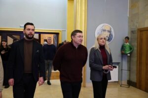 Світлина. У Львівській національній філармонії запрацював перший в Україні підйомник на сцену для людей з інвалідністю. Безбар'єрність, інвалідність, підйомник, колісне крісло, сцена, Львівська національна філармонія