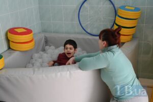 Світлина. «Найбільша потреба – ліфт»: як дають раду на Троєщині родини з дітьми з інвалідністю. Життя і особистості, інвалідність, допомога, Київ, діти, родина