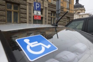 Авто осіб з інвалідністю без спецзнака штрафуватимуть автоматично: законопроєкт хочуть змінити