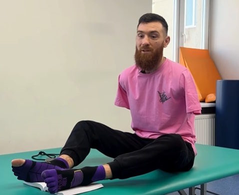 Замість рук – кінчик носа та пальці ніг: ветеран Артем з подвійною ампутацією вчиться жити наново (ВІДЕО). ампутація, артем, відновлення, ветеран, поранення