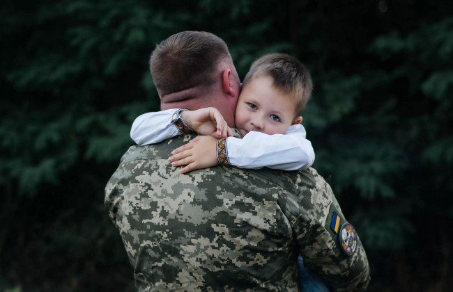 Військовим, які виховують дітей з інвалідністю, можуть дозволити звільнятися зі служби — у Раді зареєстрували законопроєкт. інвалідність, військовий, виховання, дитина, звільнення