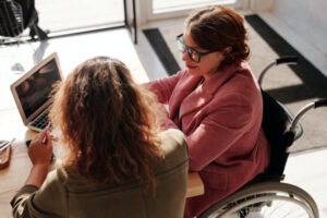 Замість штрафів — стимул: в Україні пропонують запровадити нову підтримку підприємств, що працевлаштовують осіб з інвалідністю