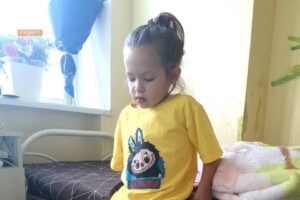 Світлина. Поранена росіянами 5-річна Марійка з Дніпропетровщини вчиться ходити на протезі. Реабілітація, протез, поранення, фахівець, Protez Foundation, Марійка