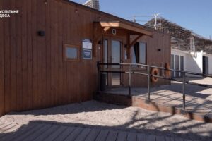 В Одесі на узбережжі відкрили інклюзивну лазню для ветеранів і людей з інвалідністю (ФОТО, ВІДЕО)