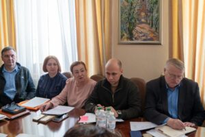 Світлина. У Житомирській ОВА обговорили реалізацію політики безбар’єрності на 2025–2026 роки. Закони та права, доступність, безбар’єрний простір, нарада, Національна стратегія, Житомирська область