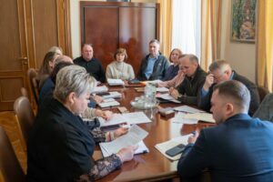 Світлина. У Житомирській ОВА обговорили реалізацію політики безбар’єрності на 2025–2026 роки. Закони та права, доступність, безбар’єрний простір, нарада, Національна стратегія, Житомирська область