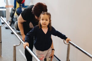 Світлина. Поранена росіянами 5-річна Марійка з Дніпропетровщини вчиться ходити на протезі. Реабілітація, протез, поранення, фахівець, Protez Foundation, Марійка