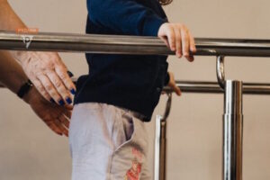 Світлина. Поранена росіянами 5-річна Марійка з Дніпропетровщини вчиться ходити на протезі. Реабілітація, протез, поранення, фахівець, Protez Foundation, Марійка