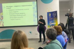 Світлина. Коли тривога беззвучна: у Києві обговорили, як зробити інформацію доступною для людей з порушеннями слуху. Новини, інвалідність, Київ, порушення слуху, доступний, інформація