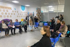 Світлина. Коли тривога беззвучна: у Києві обговорили, як зробити інформацію доступною для людей з порушеннями слуху. Новини, інвалідність, Київ, порушення слуху, доступний, інформація